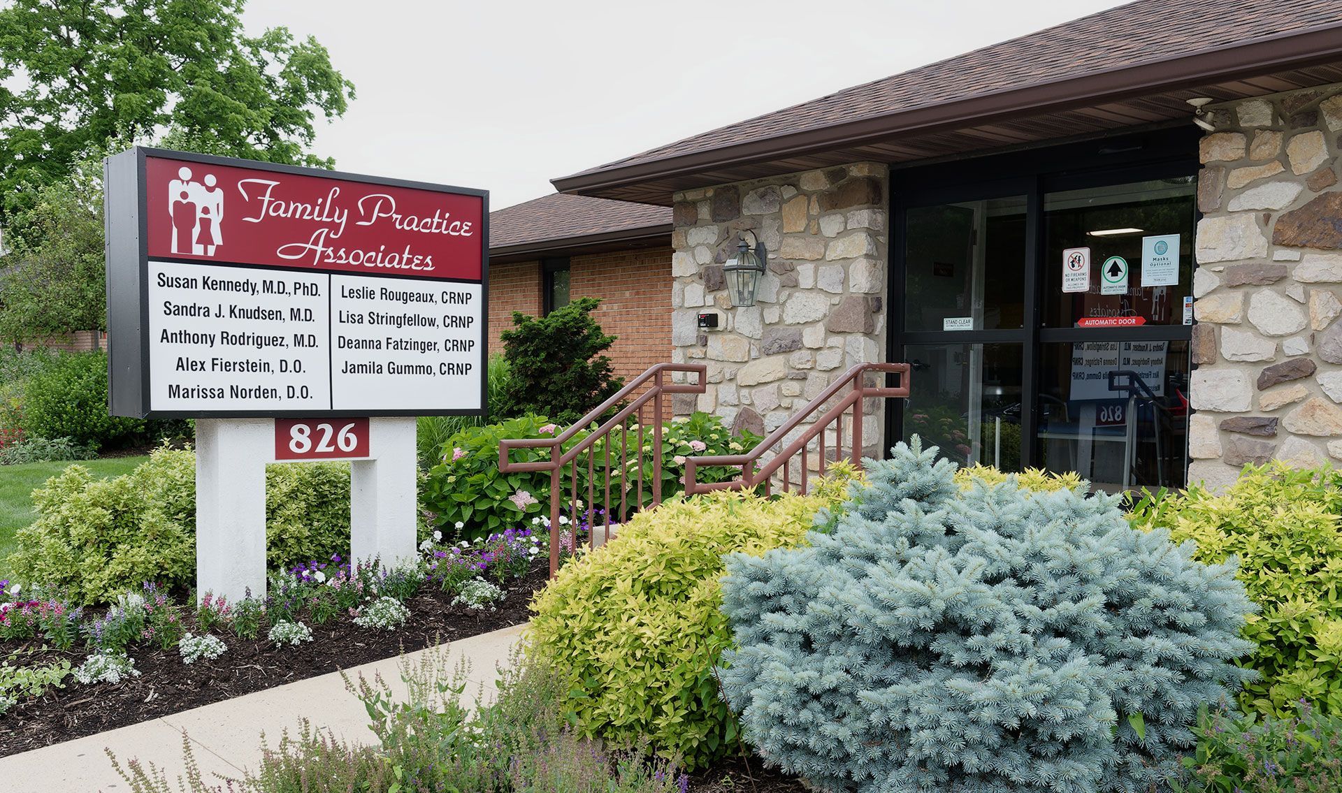 A building with a sign in front of it that says family medicine associates