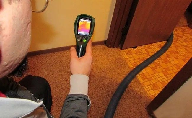 A row of flood pro vans parked in front of a building.