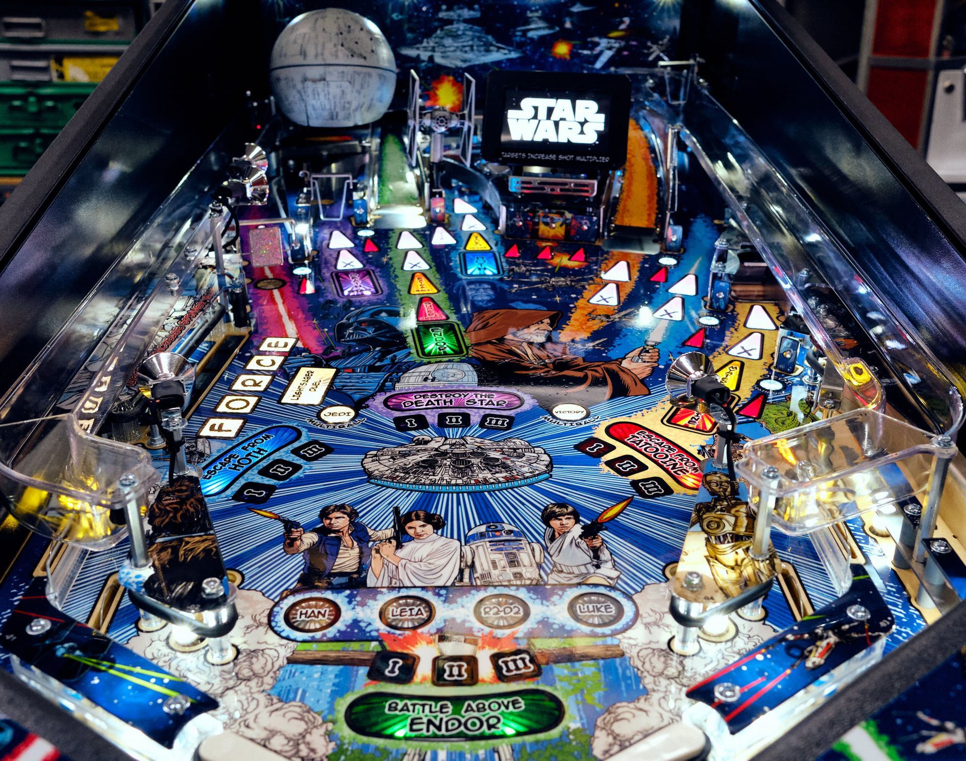 a pinball machine with a Star Wars theme on it