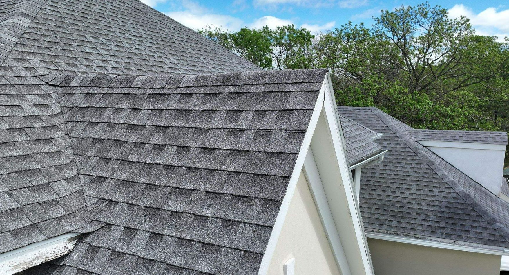 Shingles on a home in Oak Point TX before roof replacement by Becker Roofing