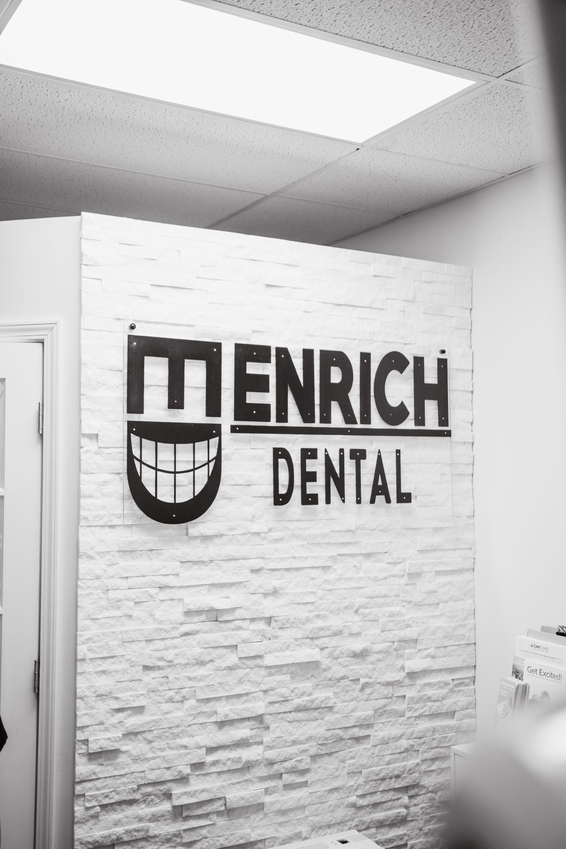 A black and white photo of a sign for menrich dental