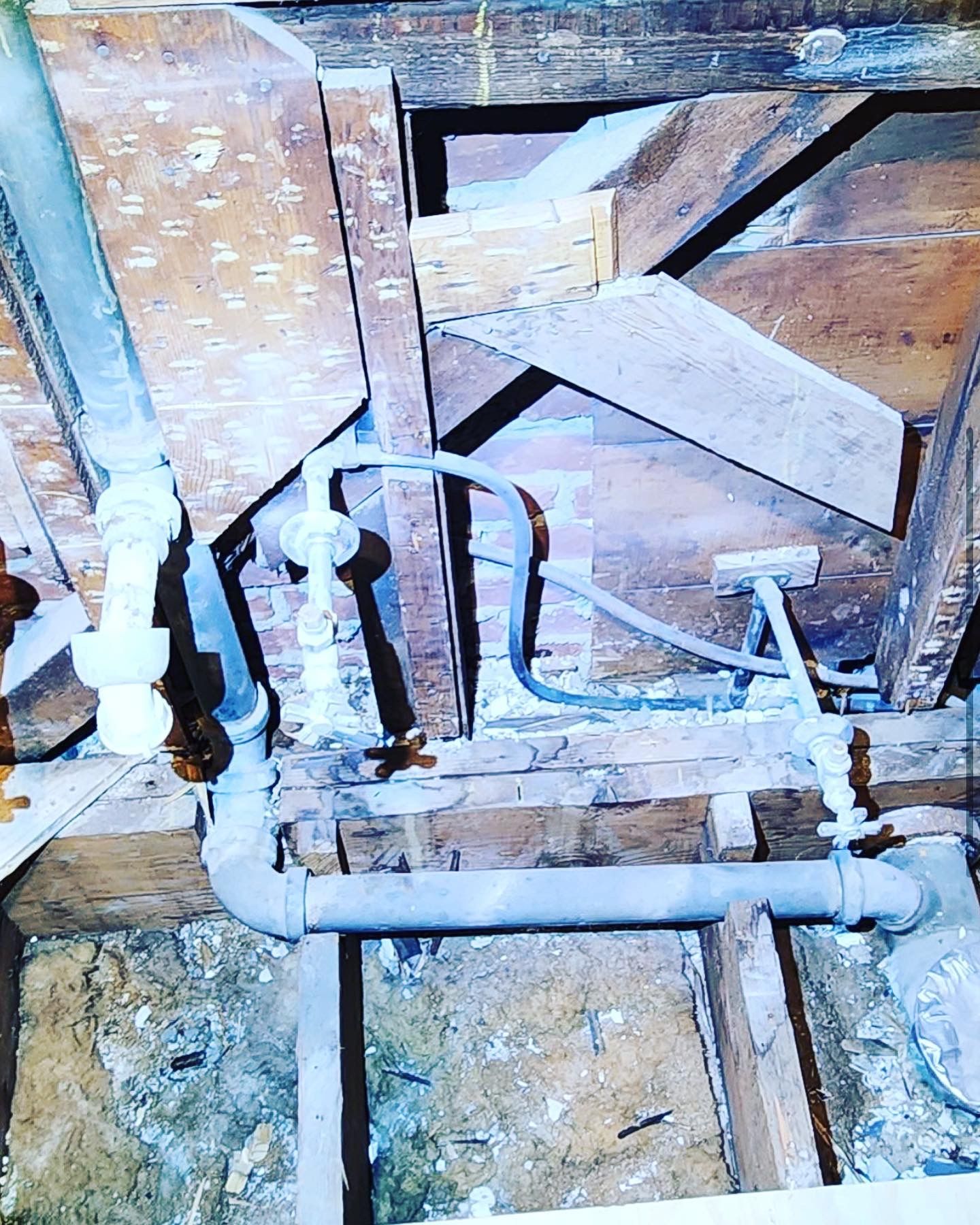 a bunch of pipes are hanging from the ceiling of a building