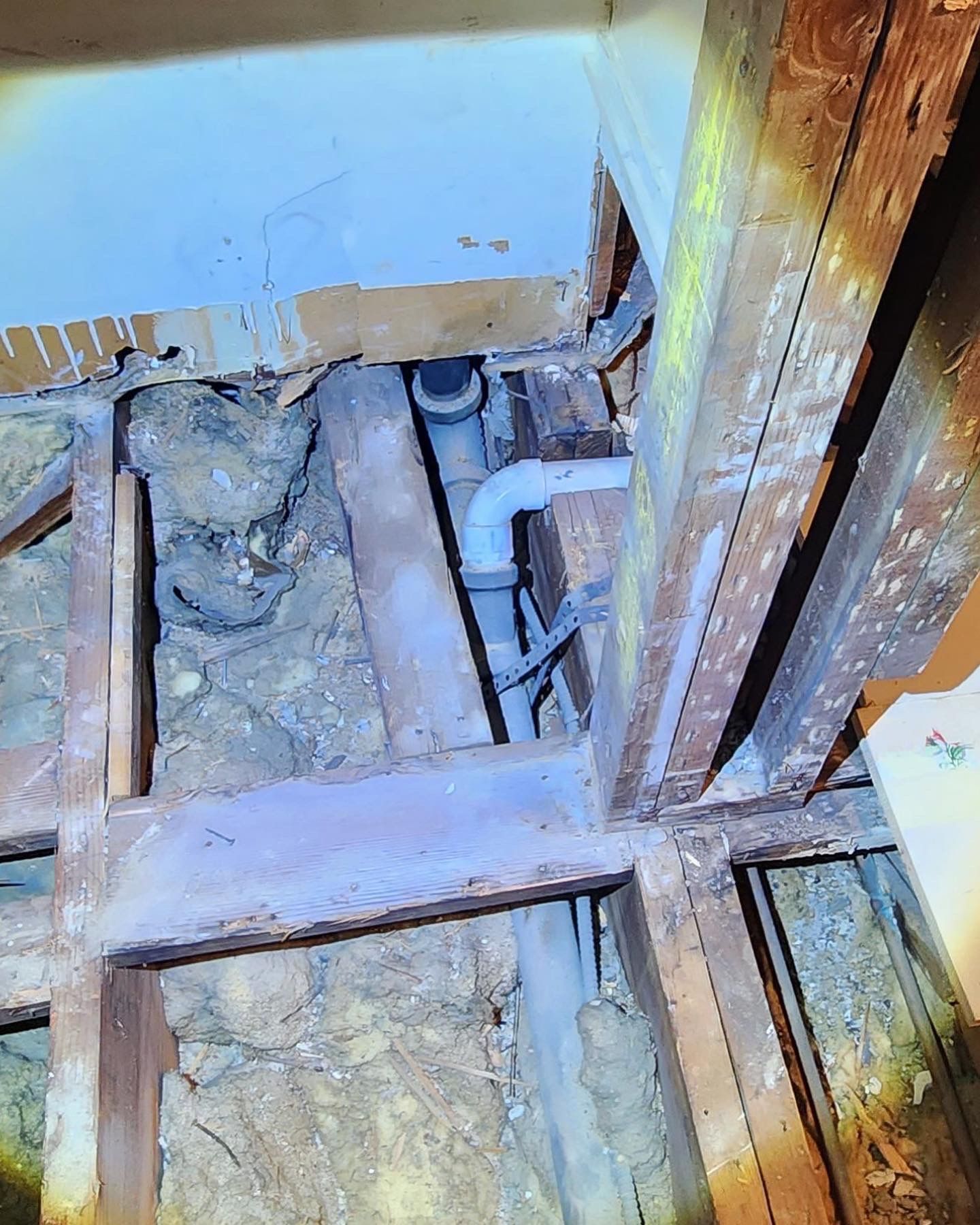 a pipe is going through a hole in the floor of a building