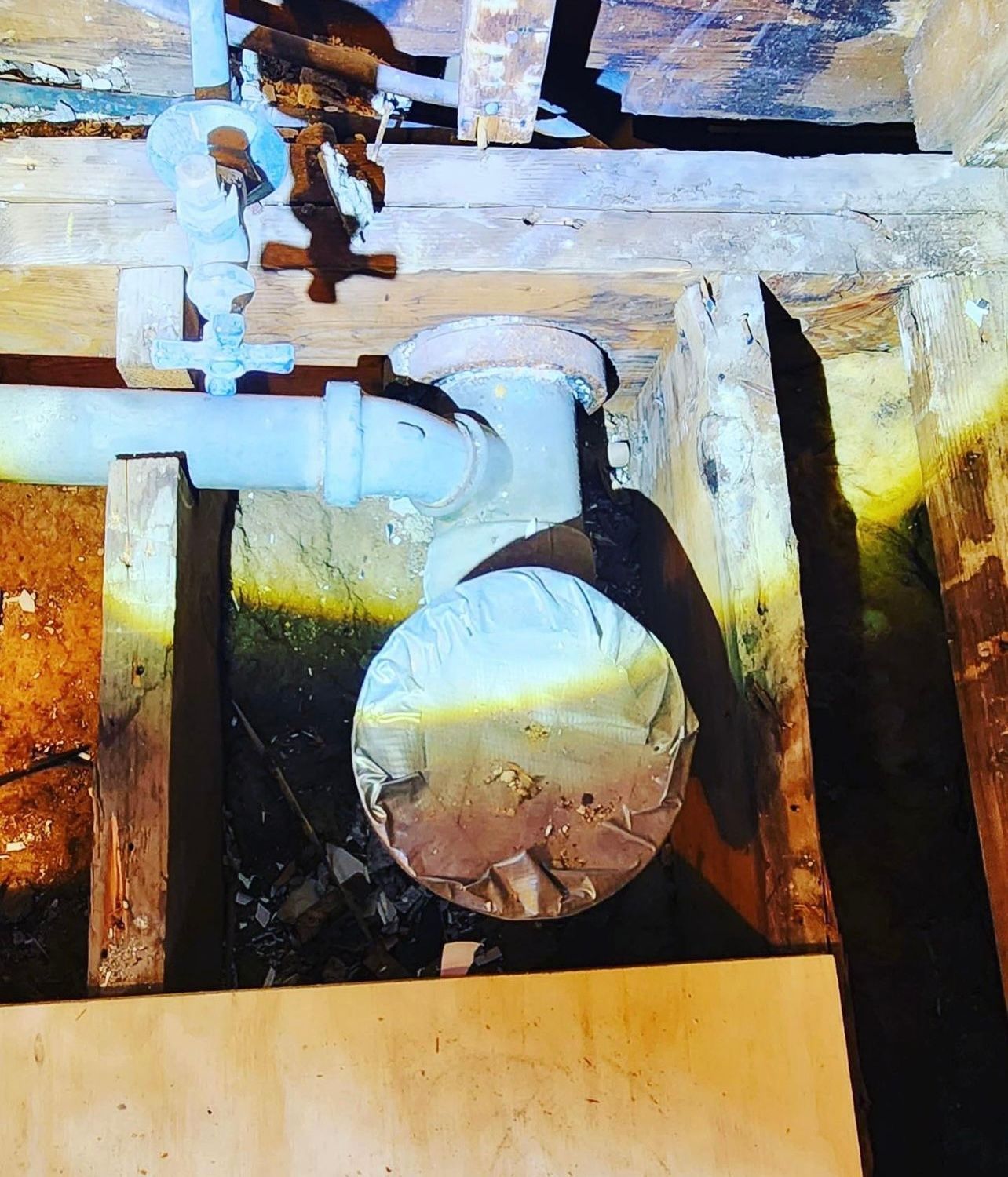 a close up of a pipe with a metal cap on it