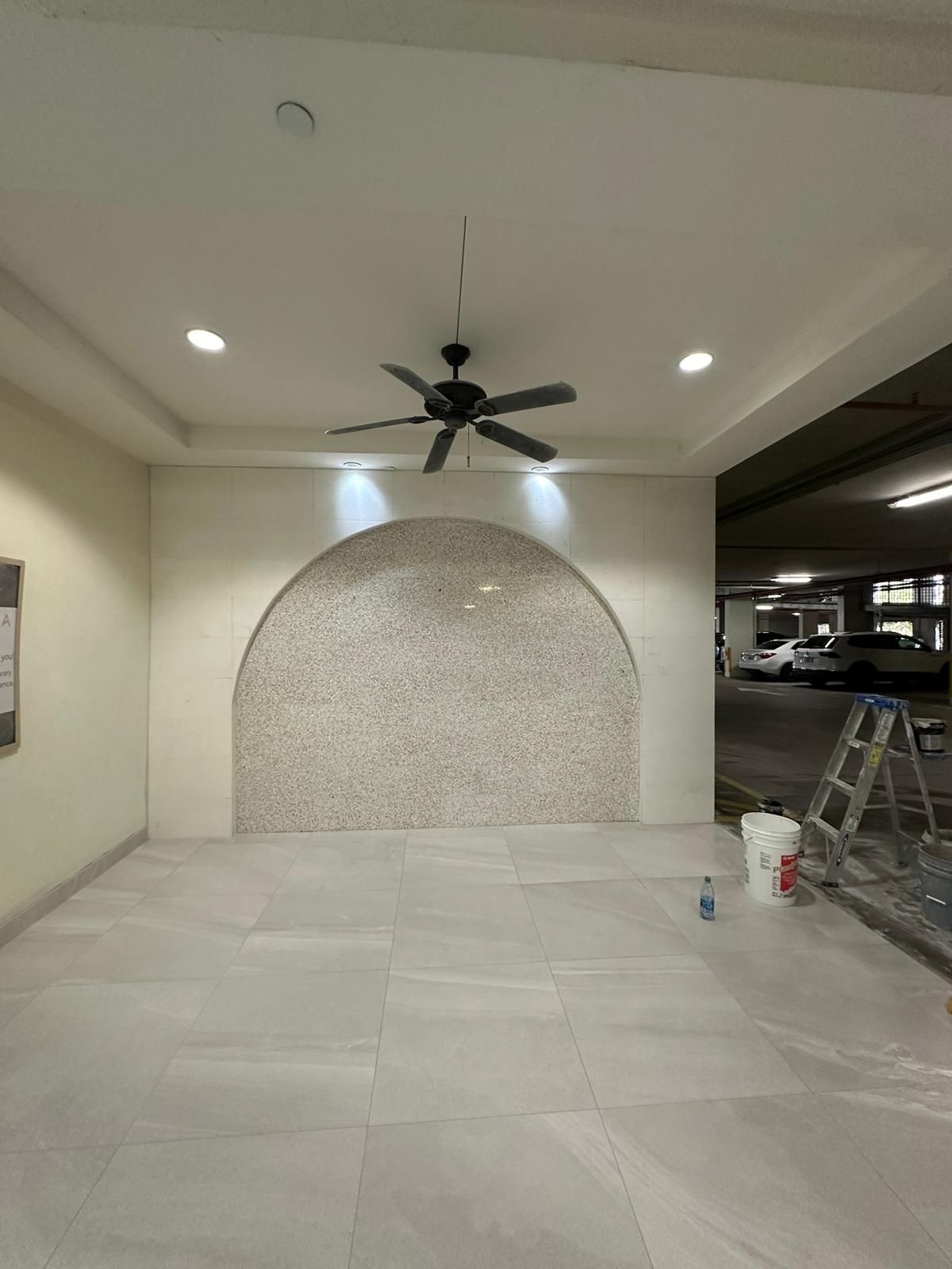 A ceiling fan is hanging from the ceiling of a room.