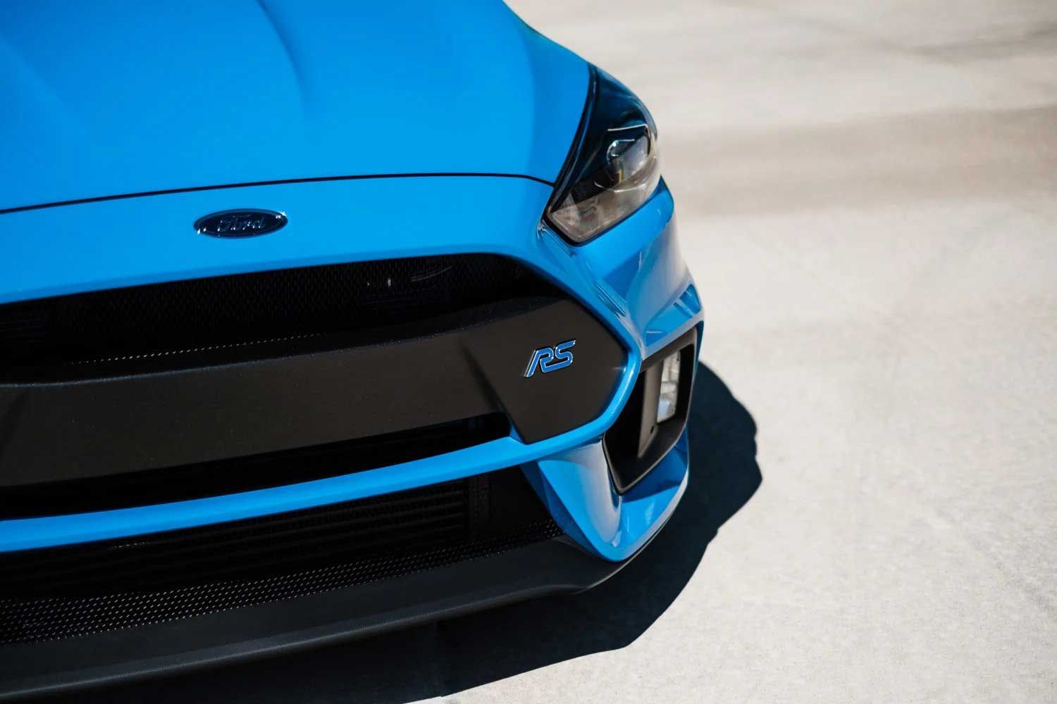 Blue Ford Focus RS car front, black grill, 