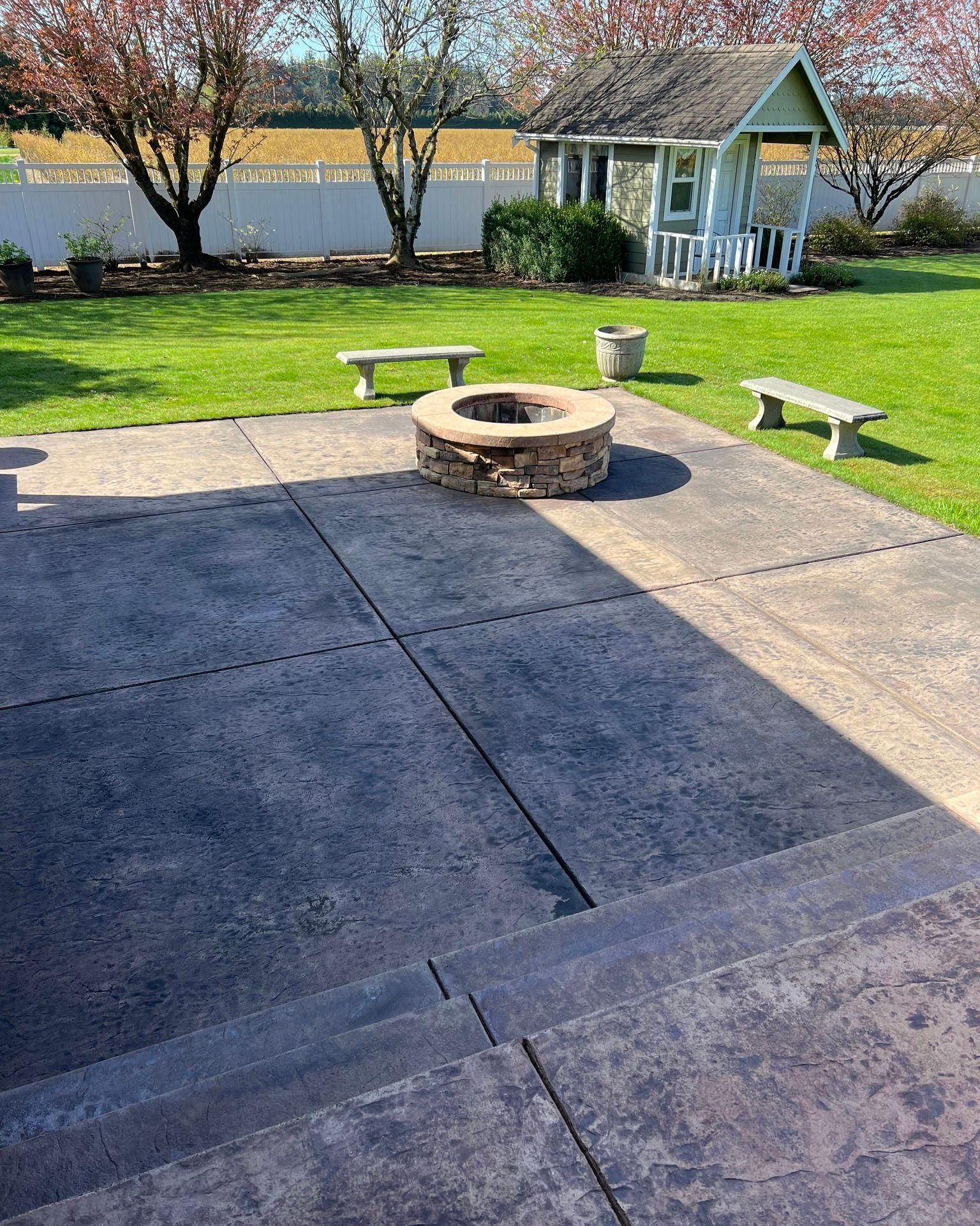 there is a fire pit in the middle of the patio