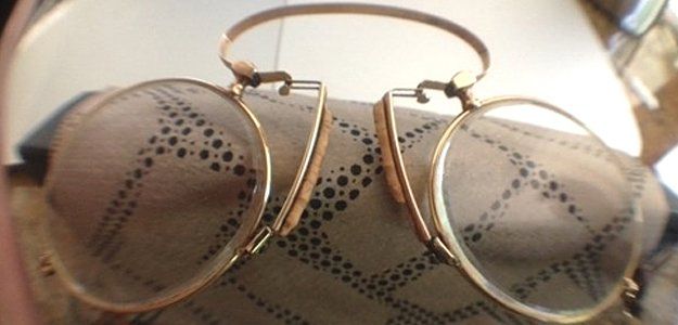 Gold frame eye glasses repair