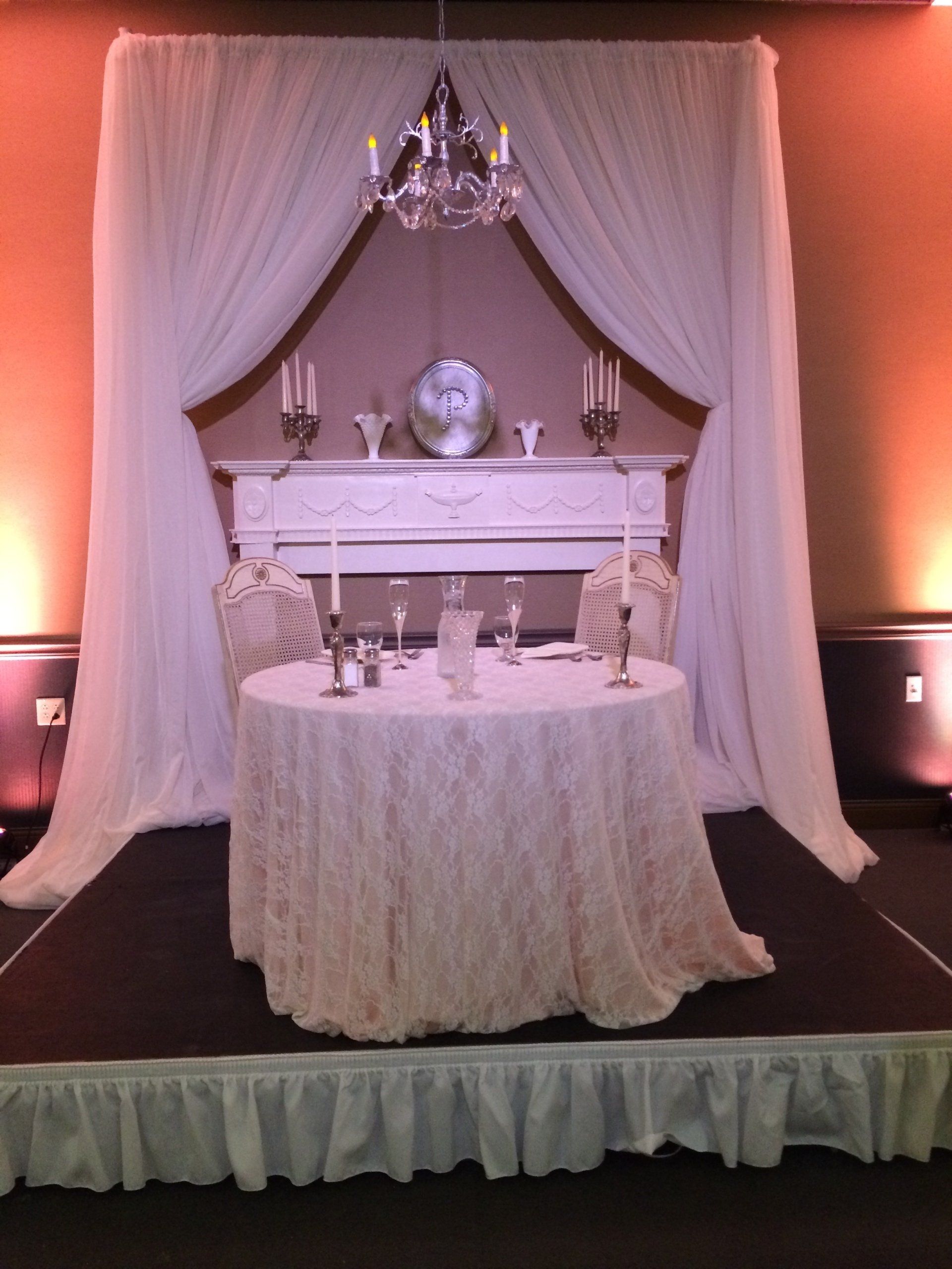 Round table arrangement