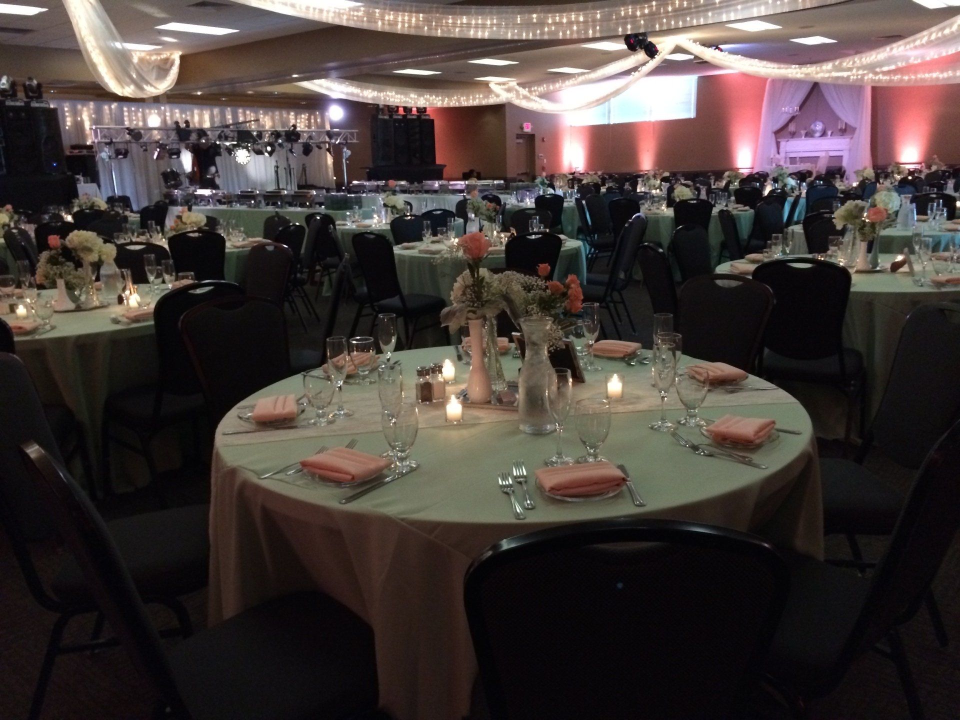 Banquet hall table arrangement