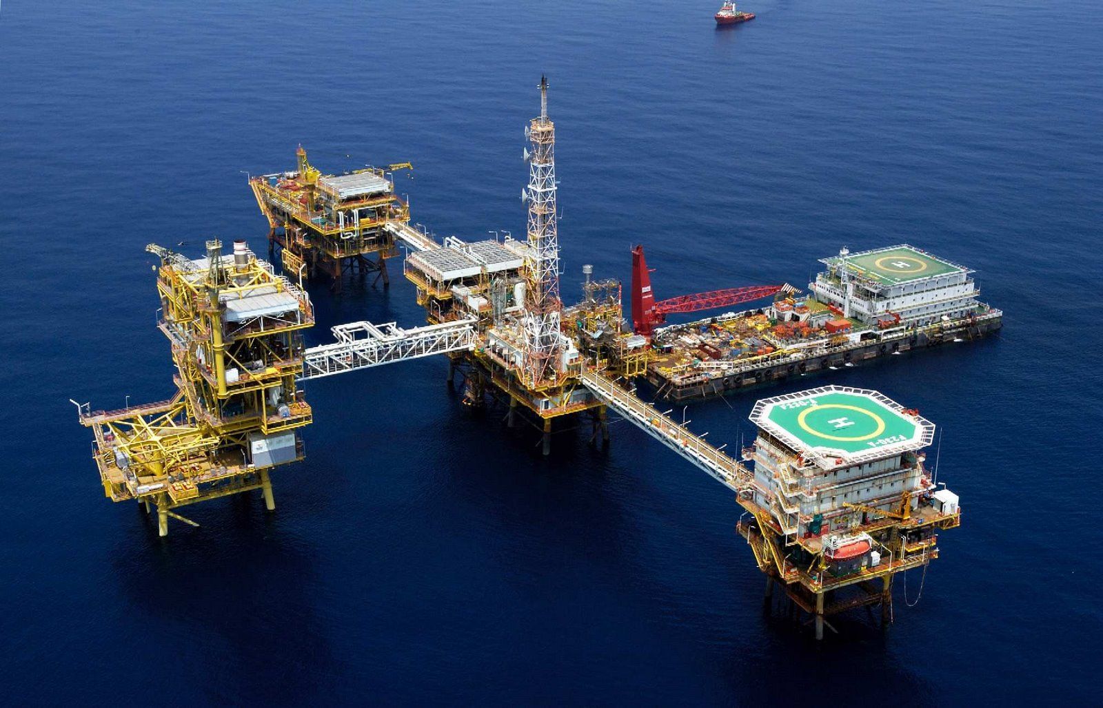 An aerial view of an oil rig in the middle of the ocean
