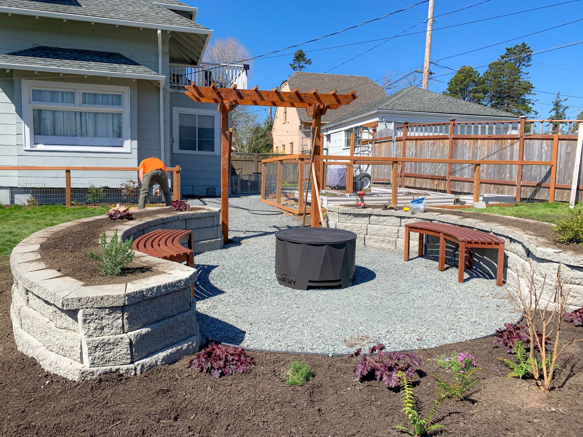 A fire pit in the middle of the backyard.