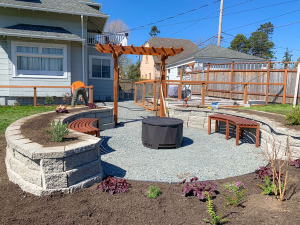 A fire pit in the middle of the backyard.