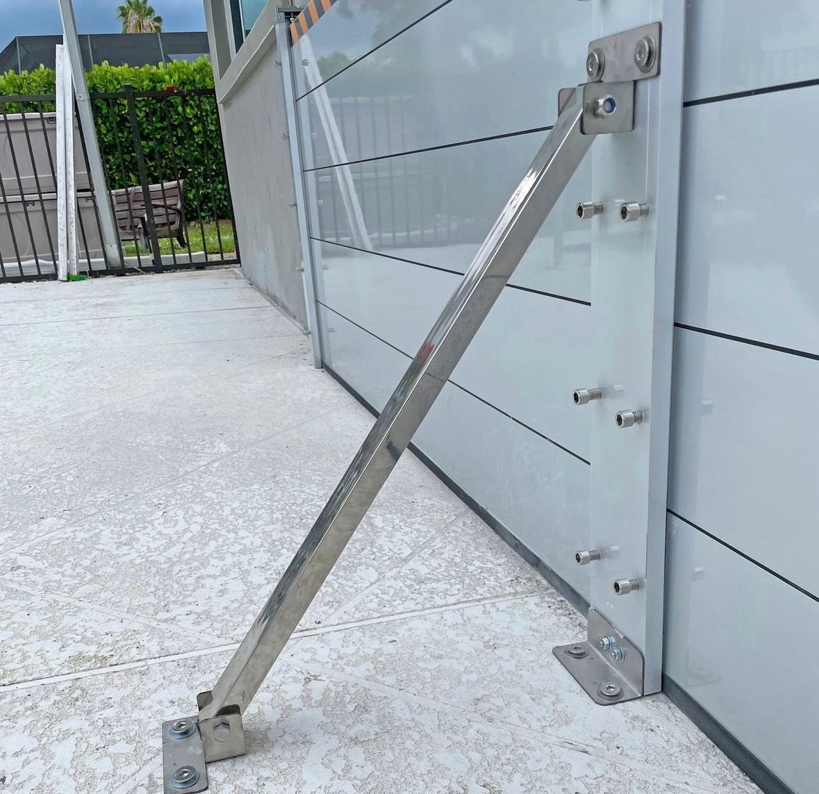 Metal support for flood barrier