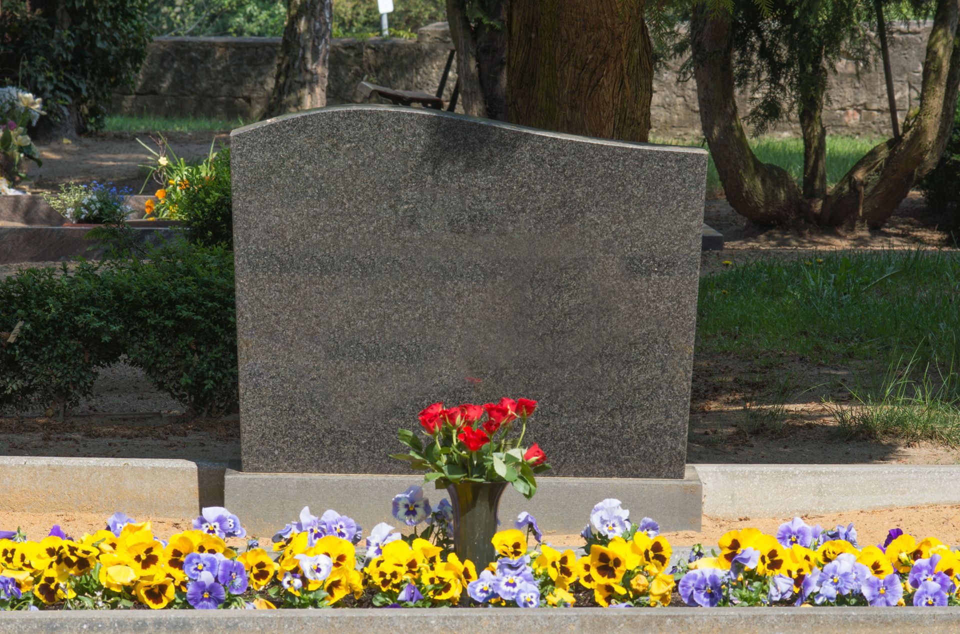 5 Reasons to Consider Working With an Experienced Headstones Service