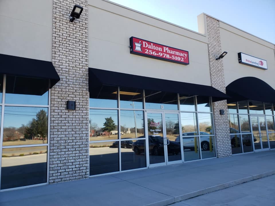 A building with a sign that says dale's pharmacy