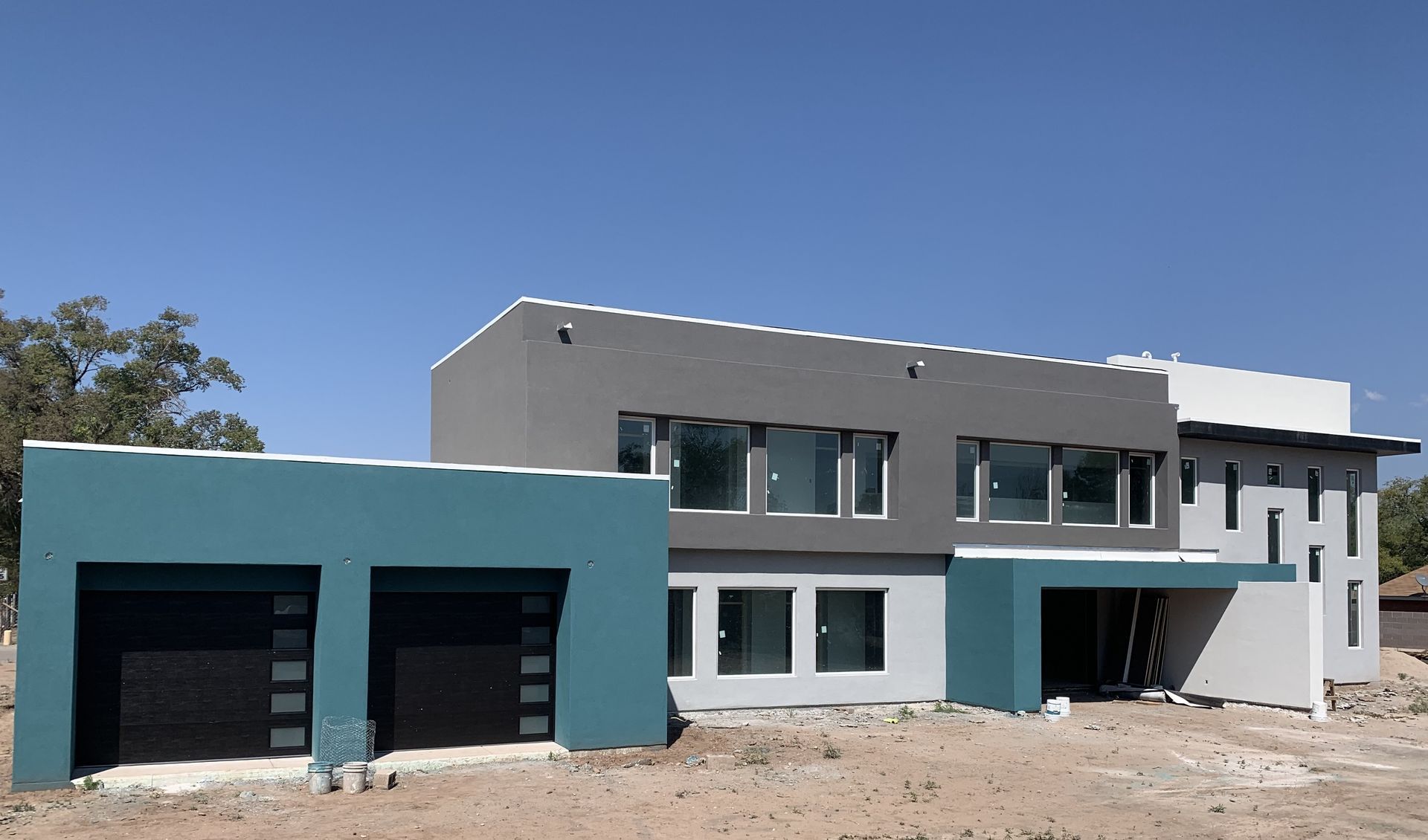 a large house with a lot of windows is being built