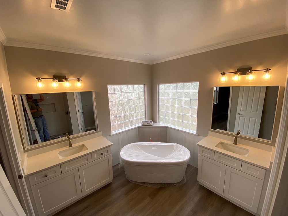 A bathroom with two sinks and a bathtub.
