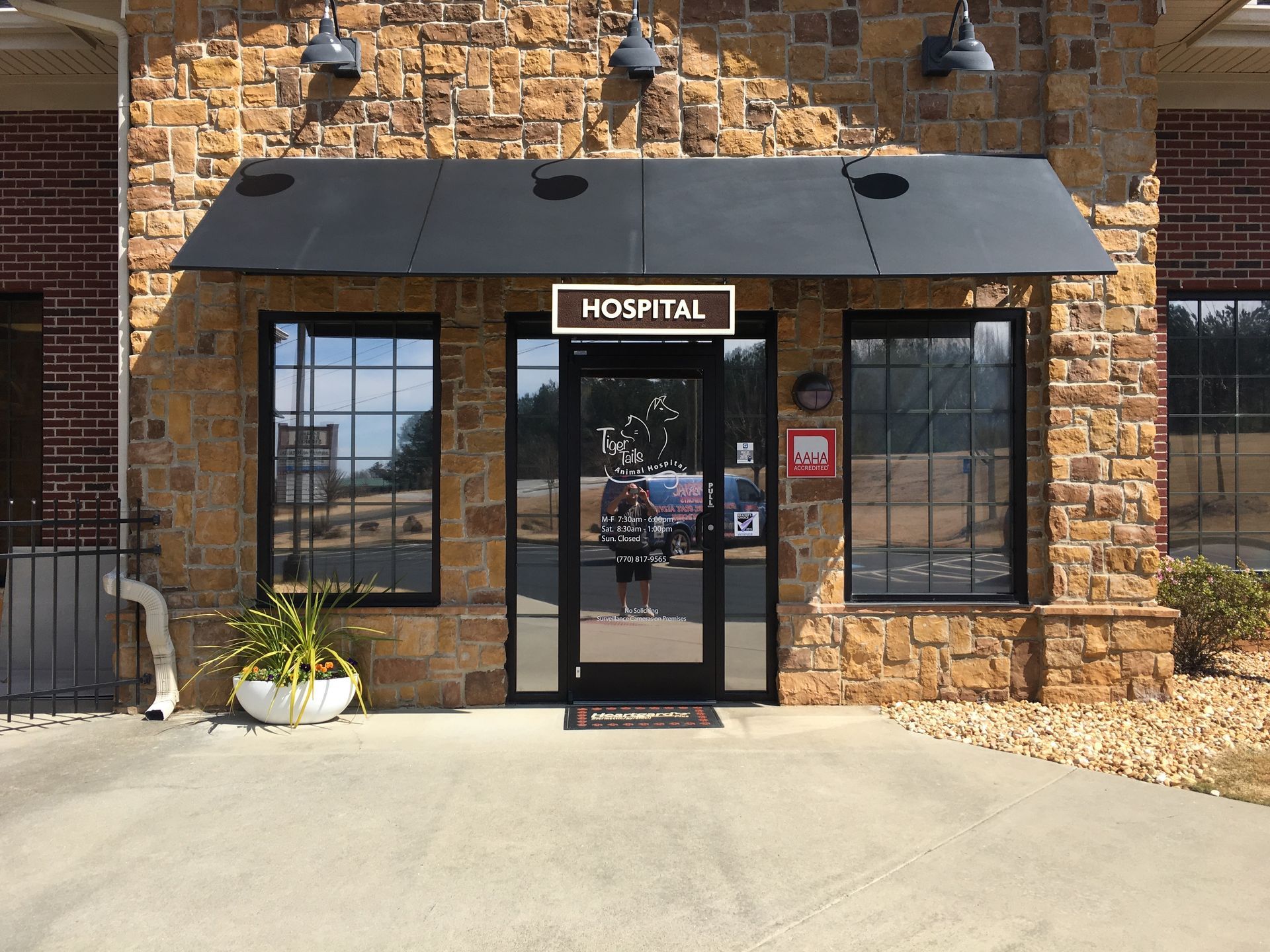 A brick building with a sign that says hospital on it