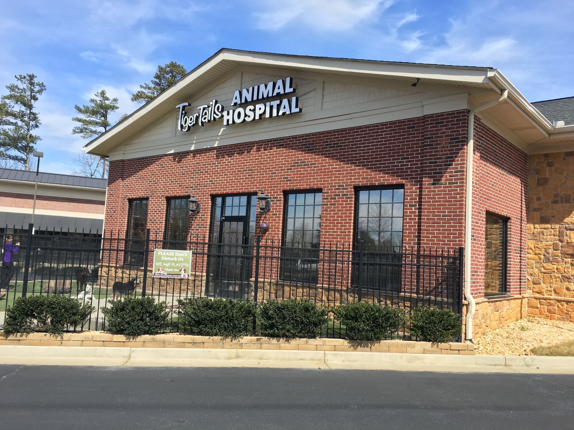 A brick building with a sign that says animal hospital on it