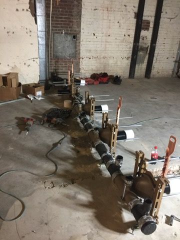 a bunch of pipes are sitting on the floor in a room