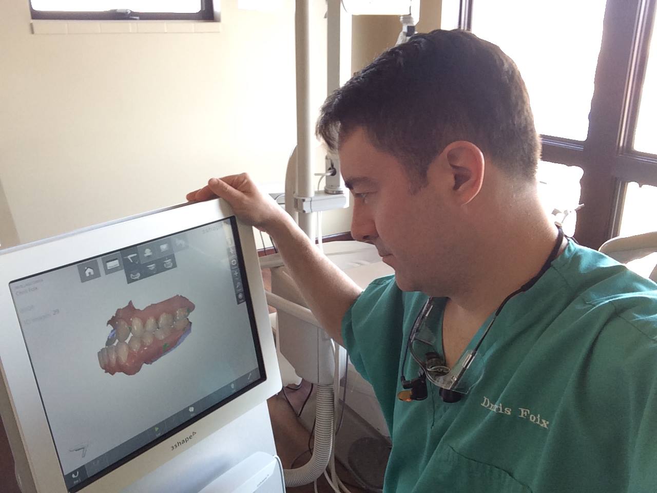 Dr. Foix checks the scan (digital impression) of a patient's teeth
