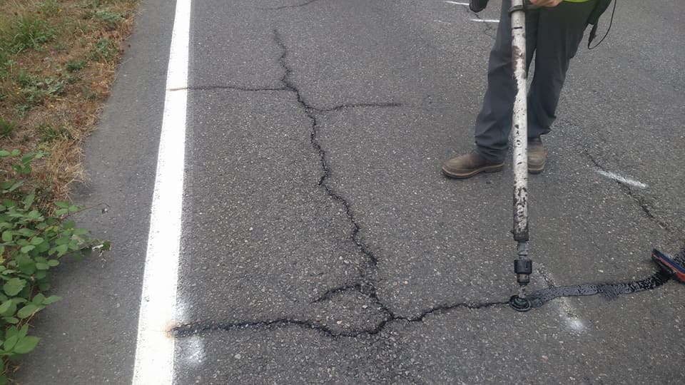 Asphalt crack sealing