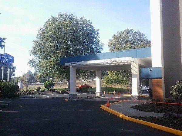 A blue and white building with a sign that says ' motel ' on it