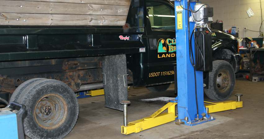 In-house maintenance service truck