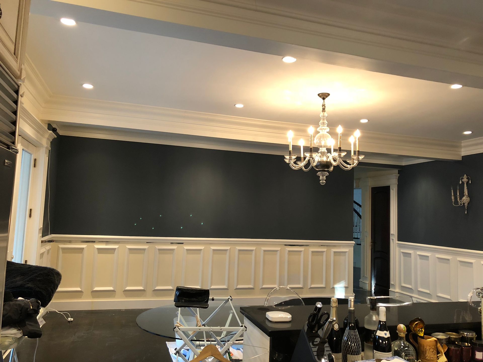 A living room with a chandelier hanging from the ceiling.