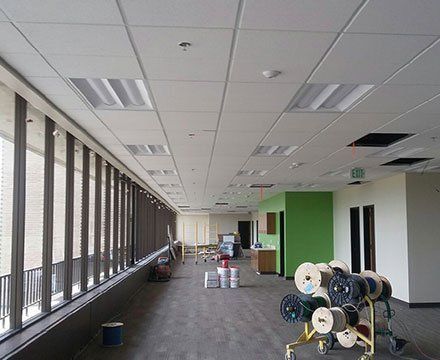 a large room with a lot of windows and a ceiling that is tiled .