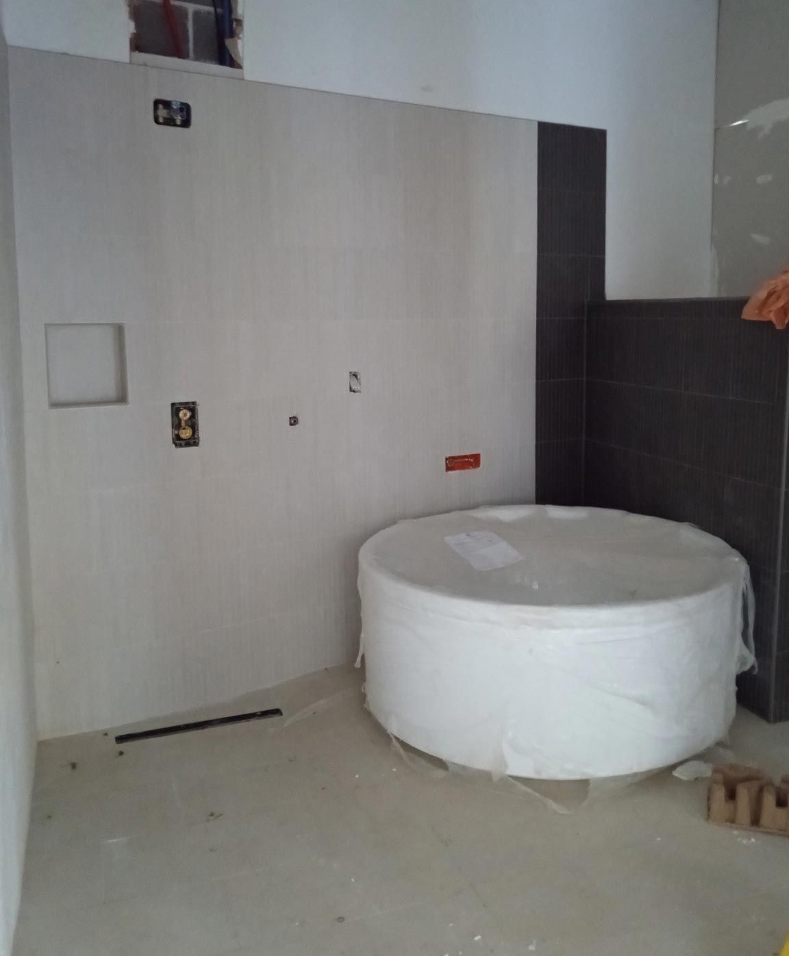 A bathroom with a round tub in the middle of it