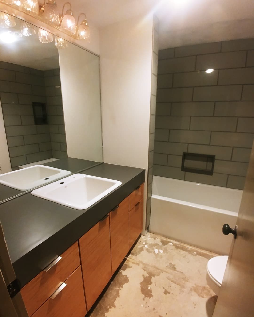A bathroom with two sinks and a bathtub