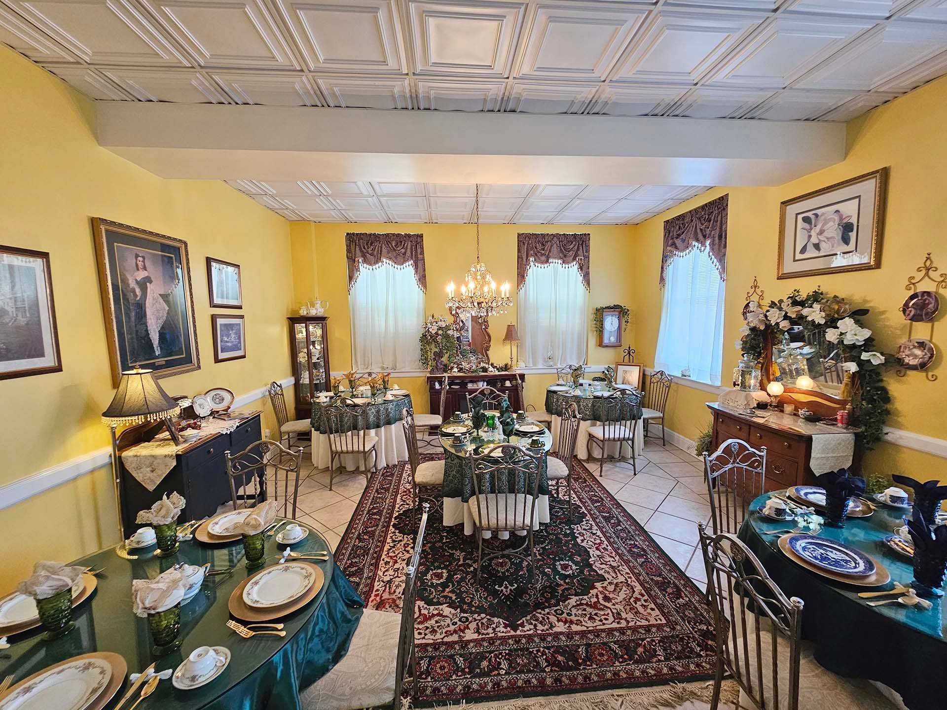 Mountain Oaks Manor's Scarlett Room