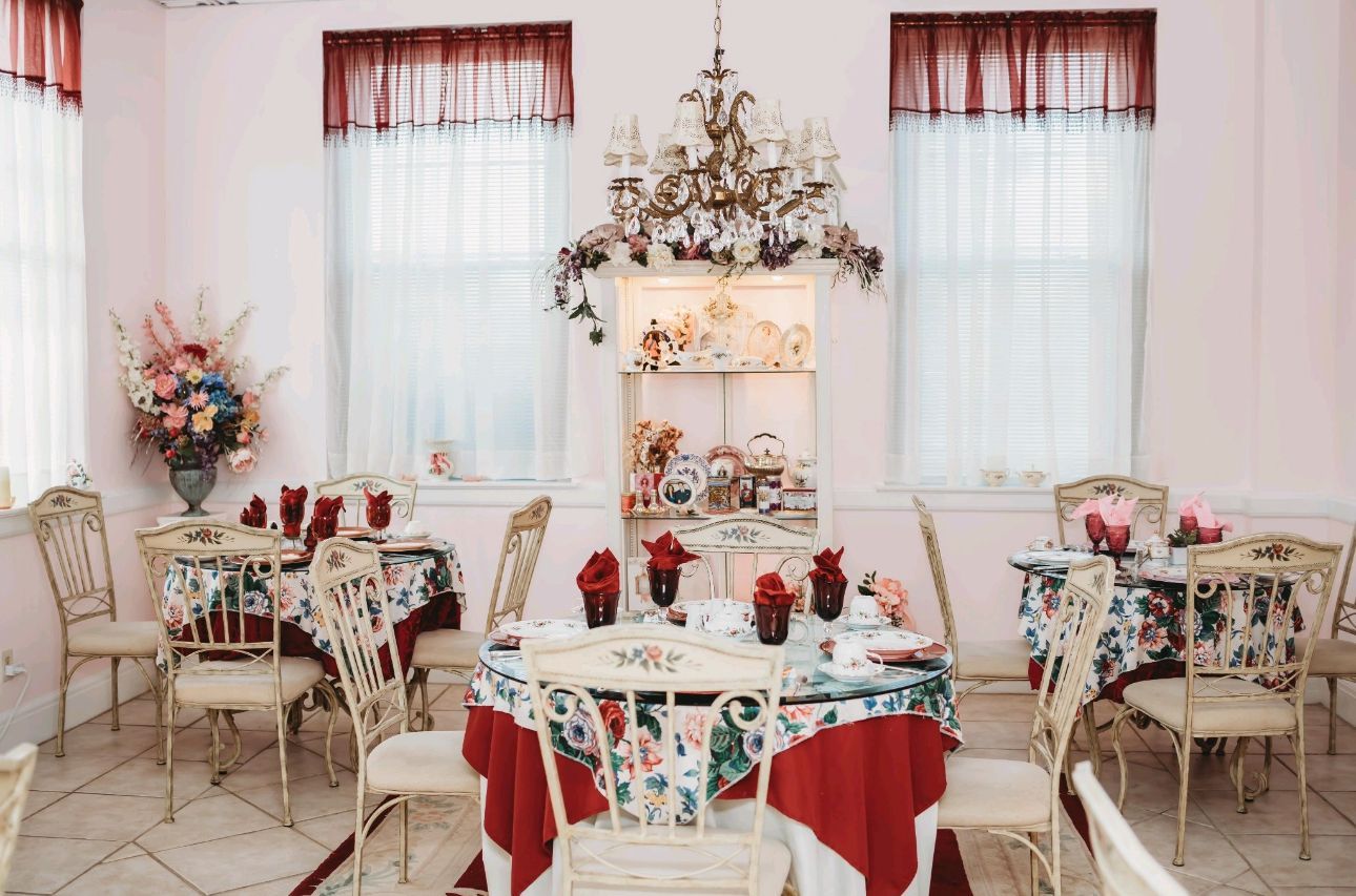 there are many tea tables and chairs in an elegant room