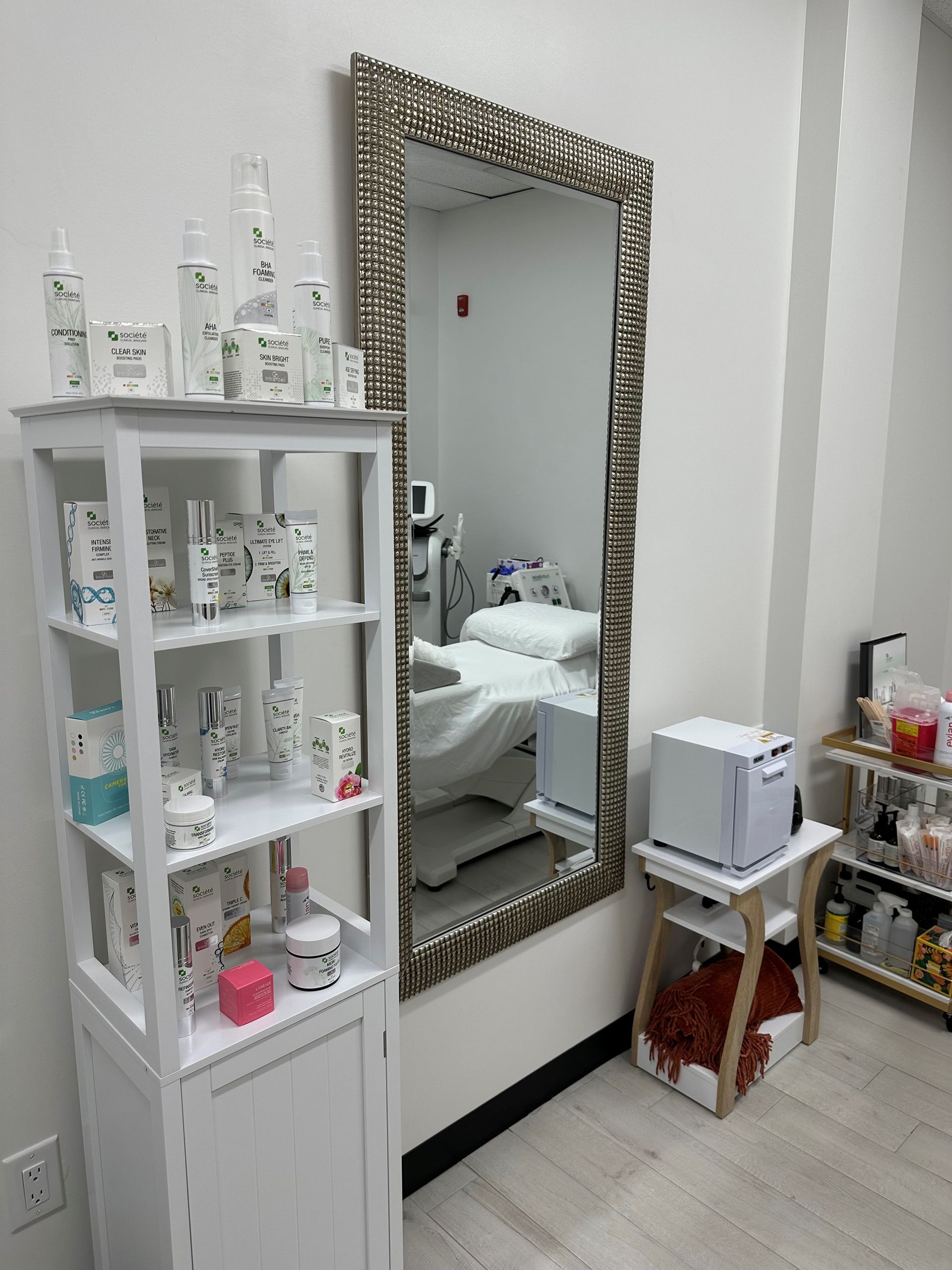 there is a large mirror in the middle of the room .