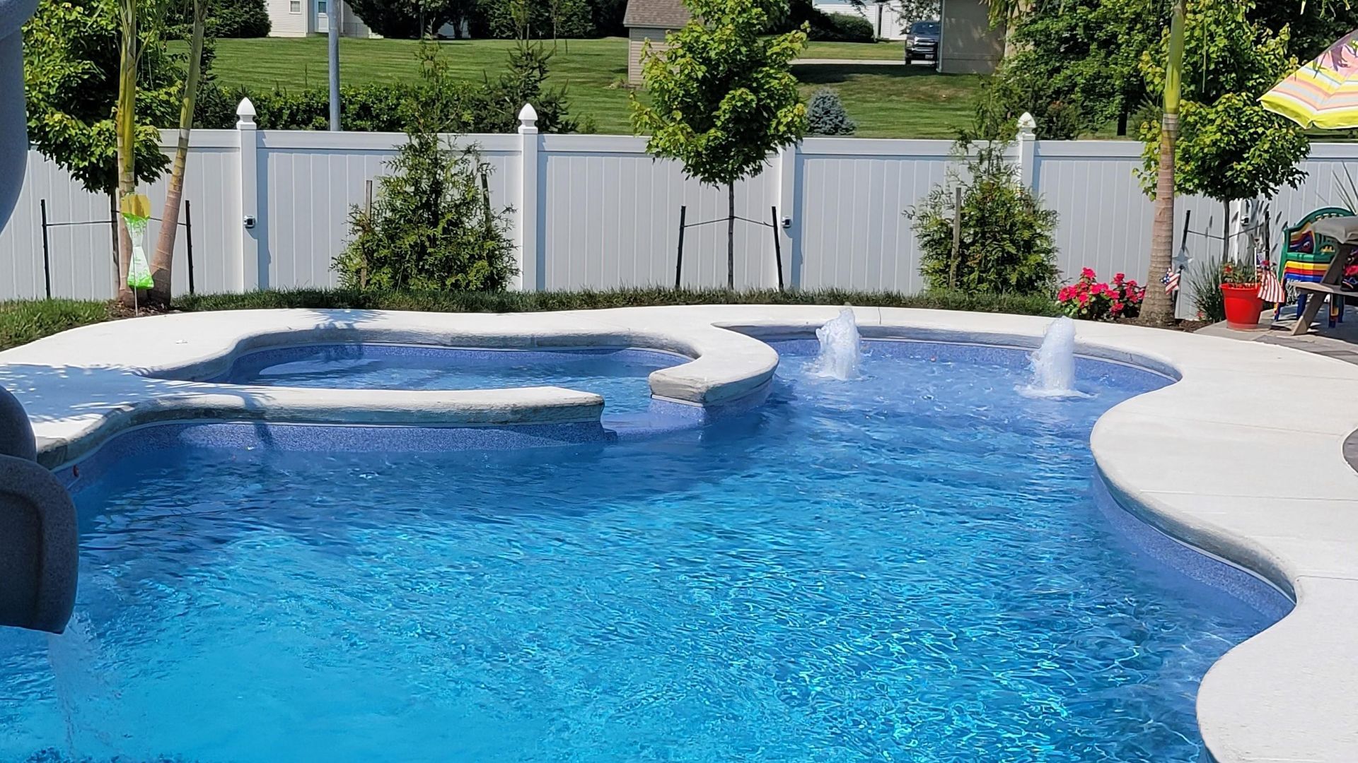 A large swimming pool with a fountain in the middle of it.