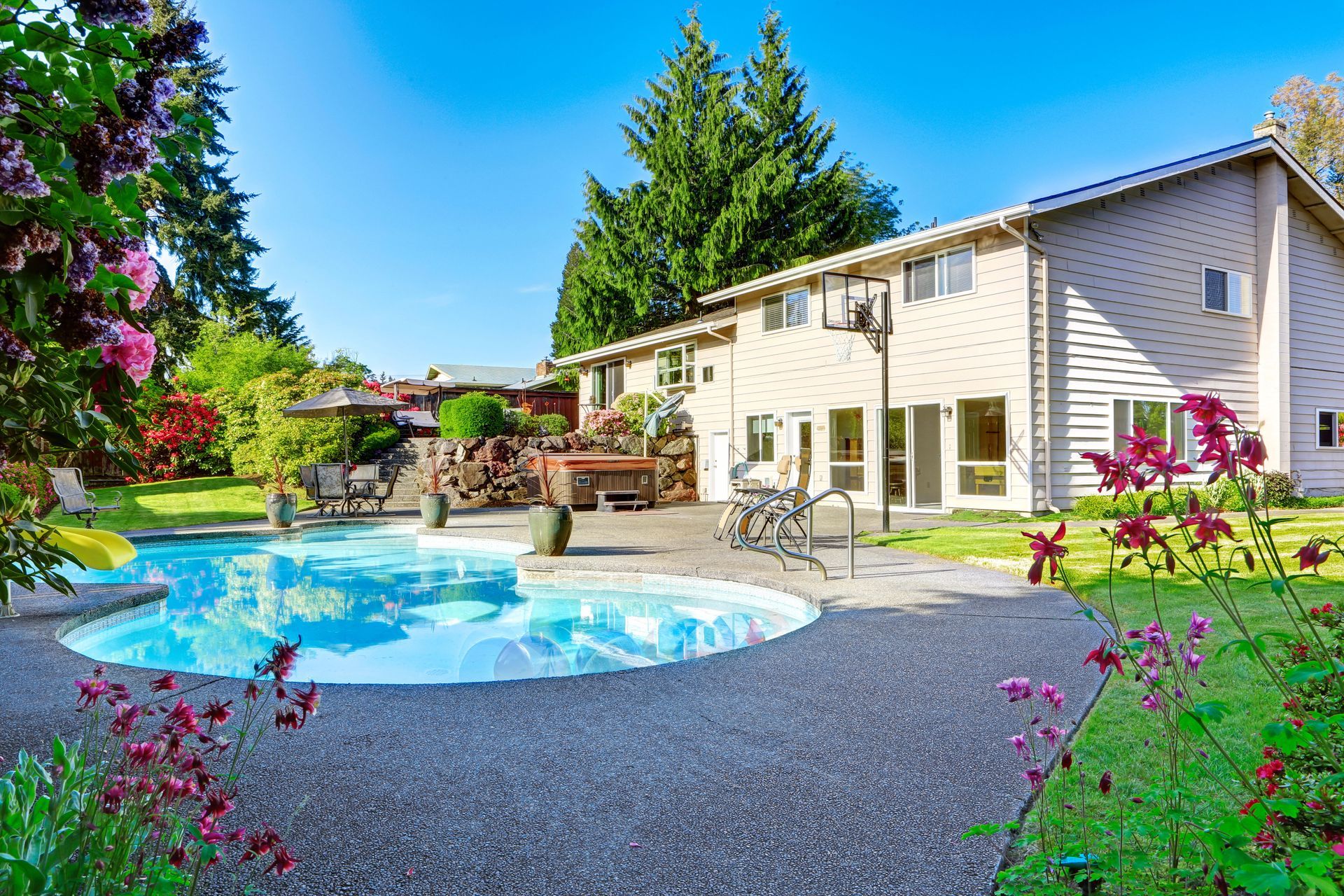 4 Ways Expert Pool Companies Maximize Small Outdoor Spaces