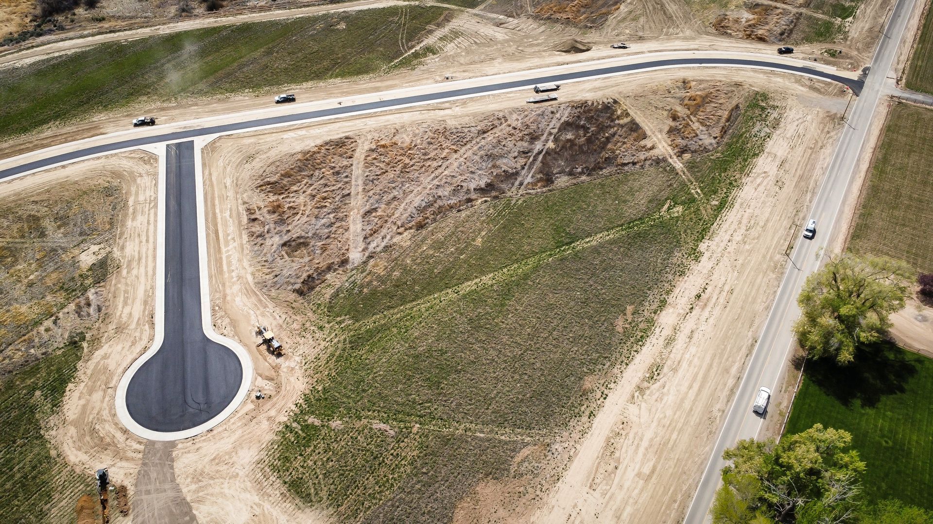 An aerial view of a road with a thermometer in the middle of it.