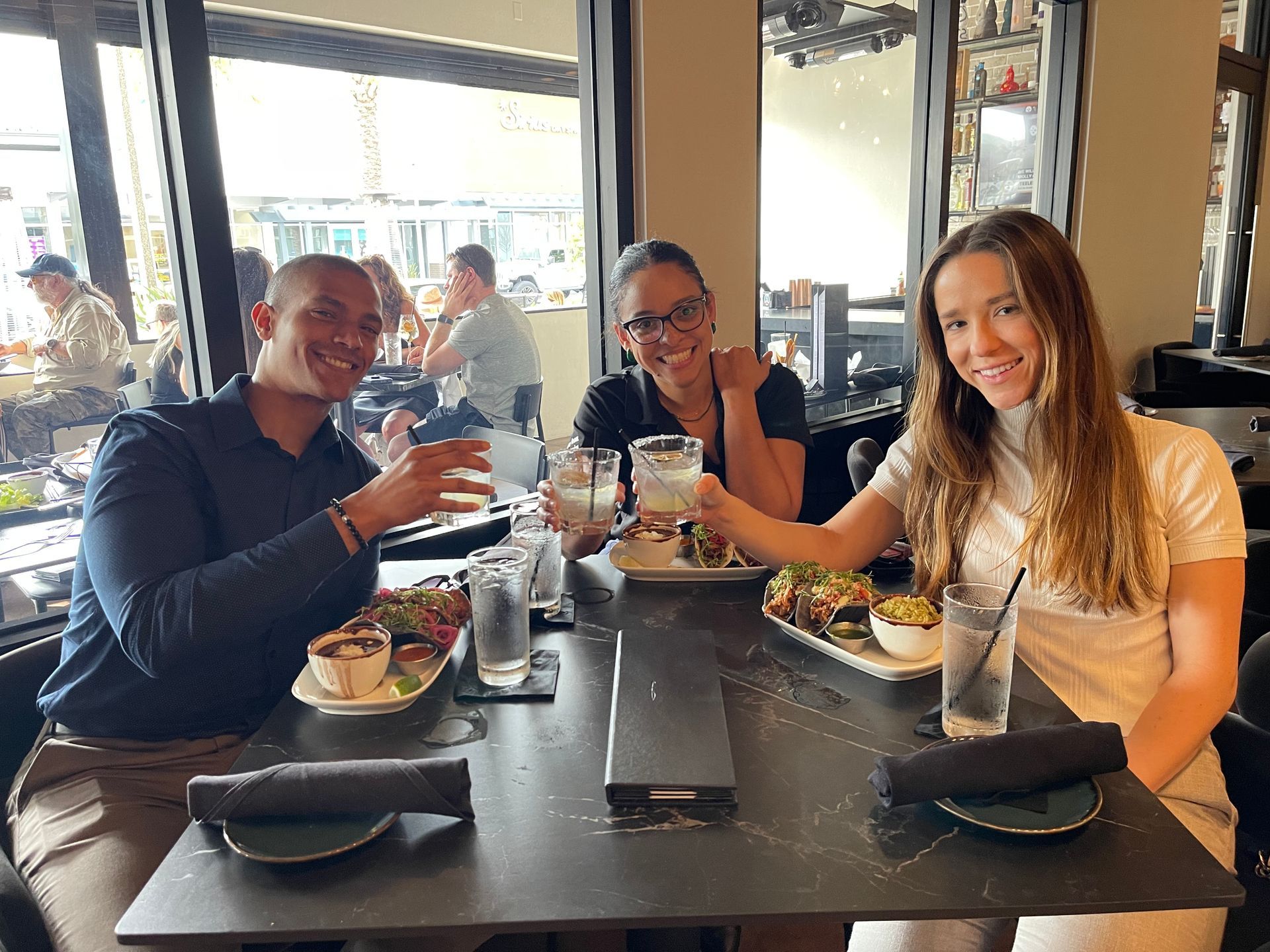 A group of people are sitting at a table in a restaurant.