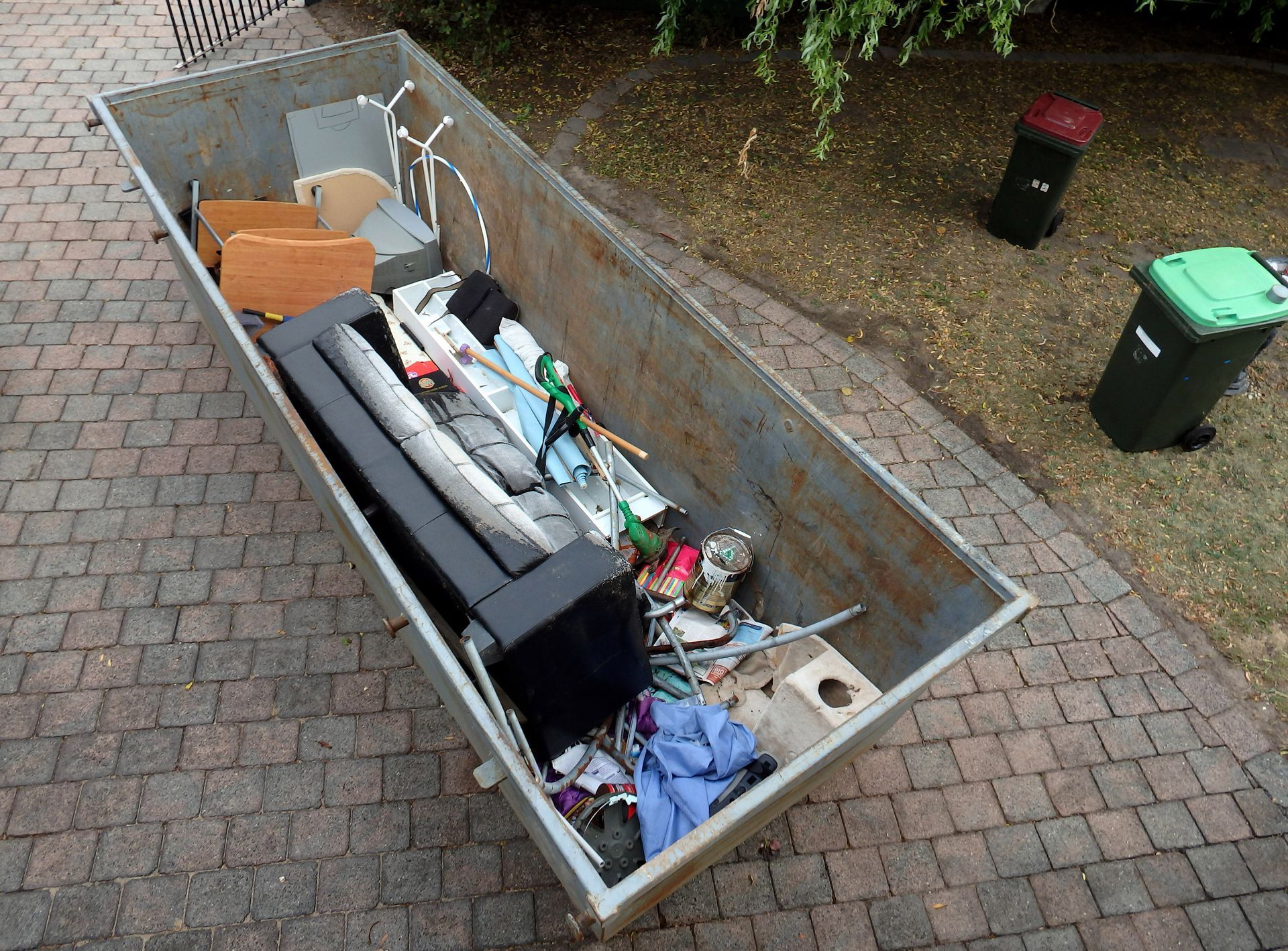 How a Roll Off Dumpster Helps Improve Waste Management Efficiency