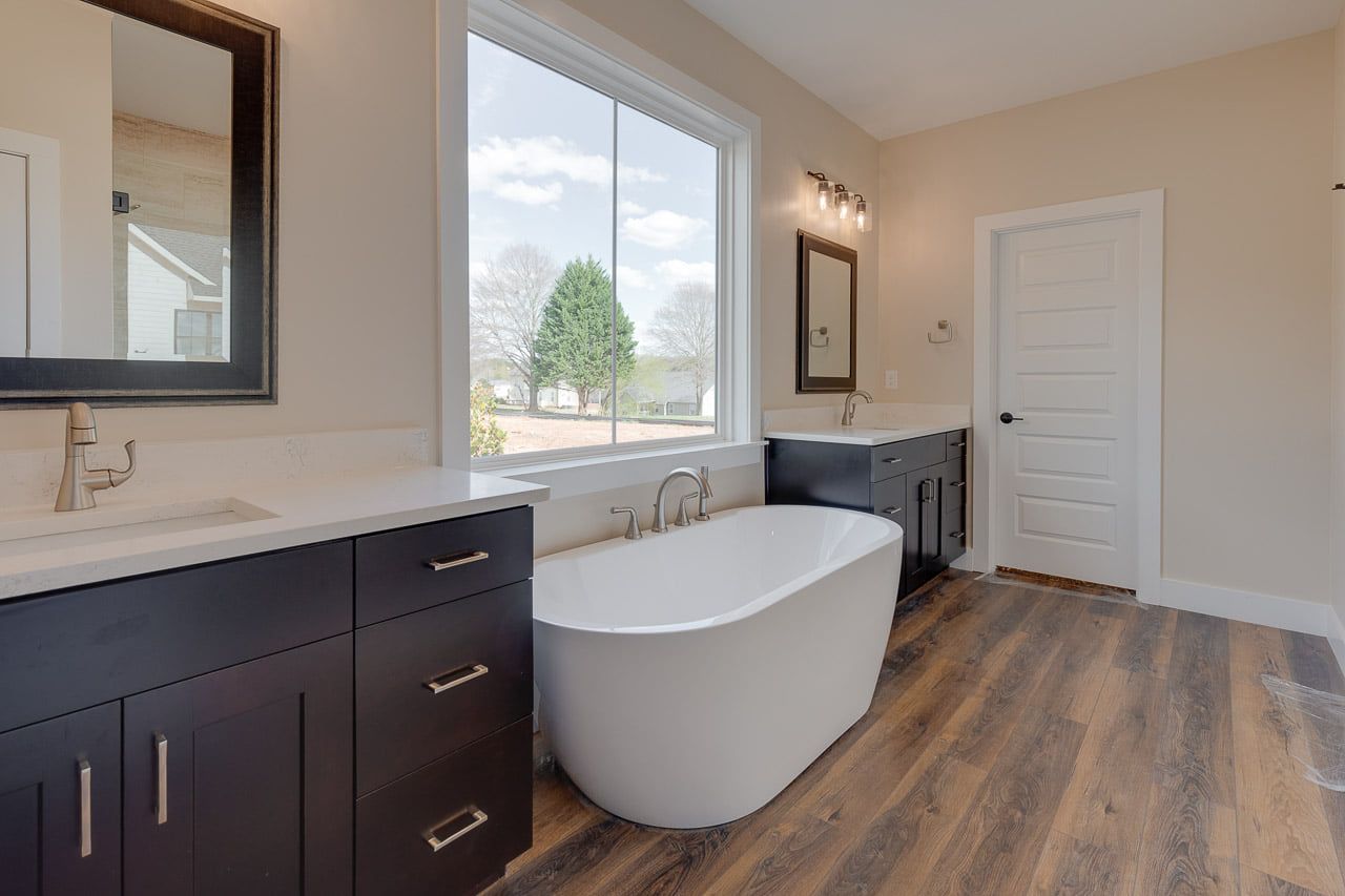 A bathroom with two sinks and a bathtub.