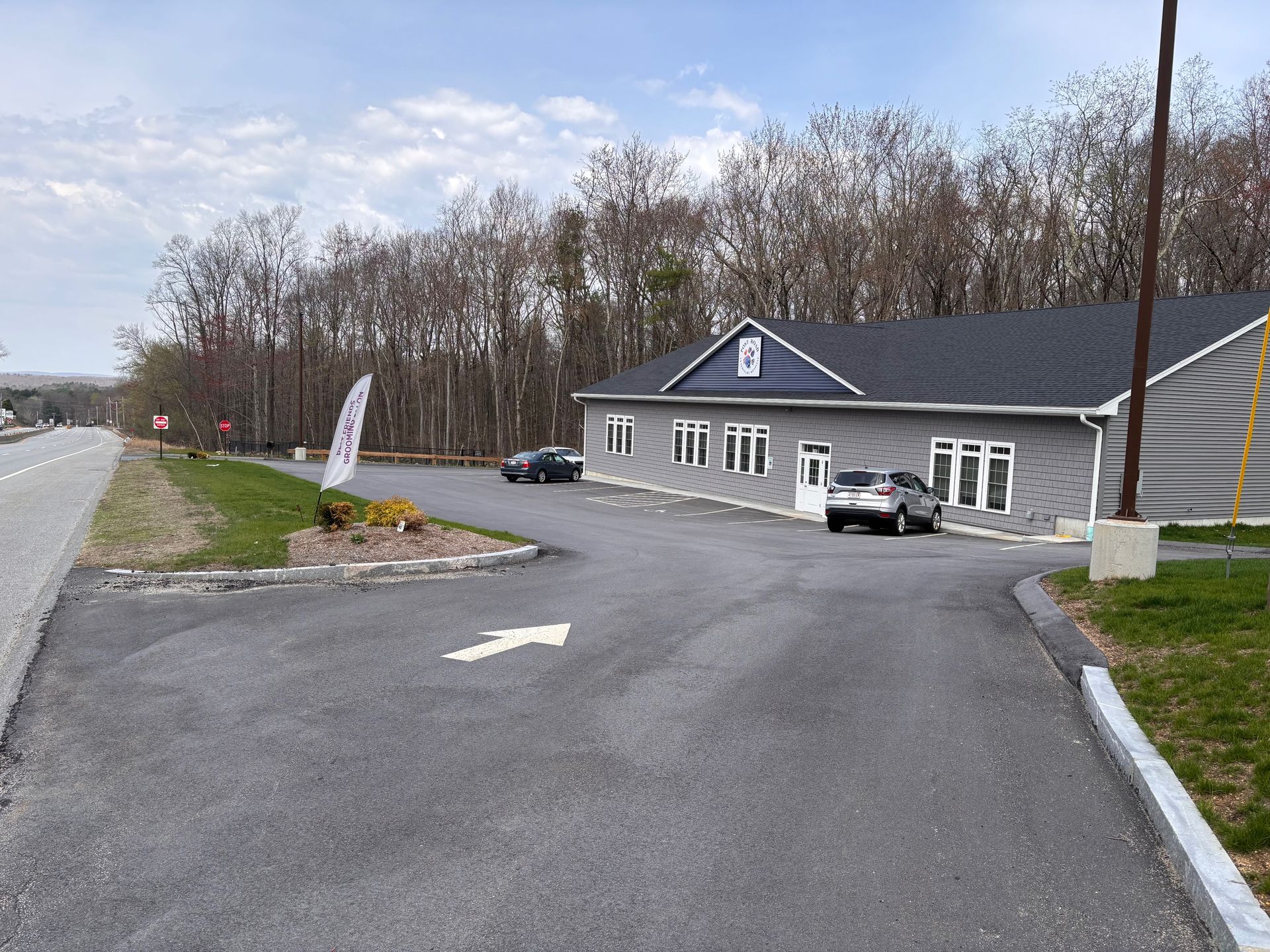 A parking lot with cars parked in front of a building.