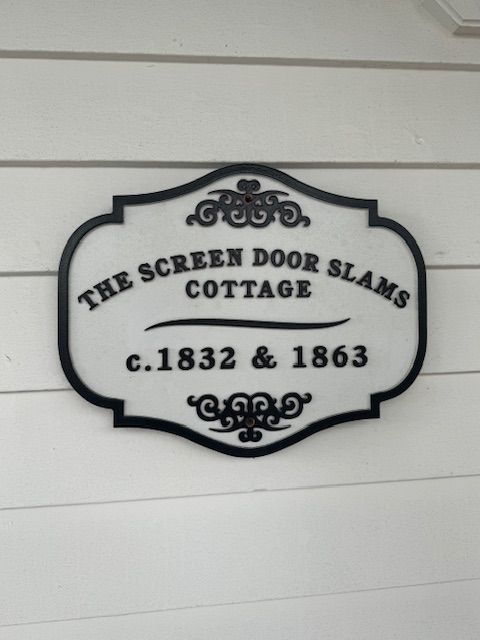 Black and white sign on a white wall: 