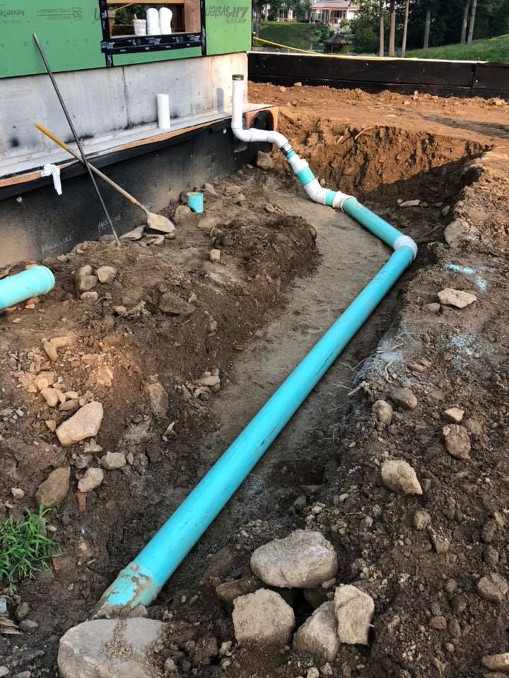 A bunch of pipes are lined up in a room.