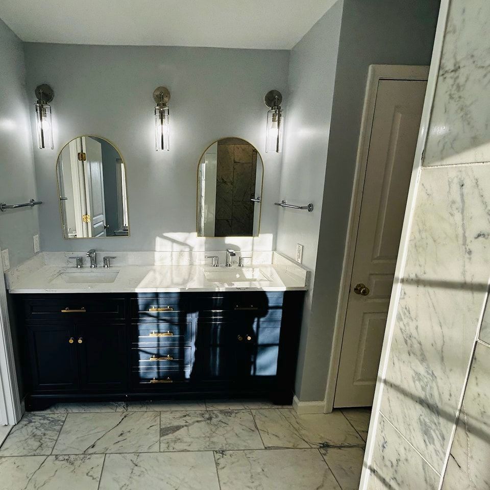 A bathroom with two sinks and two mirrors