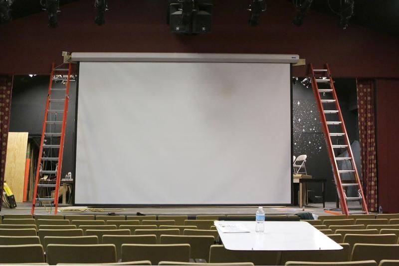 Retractable Projection Screens
