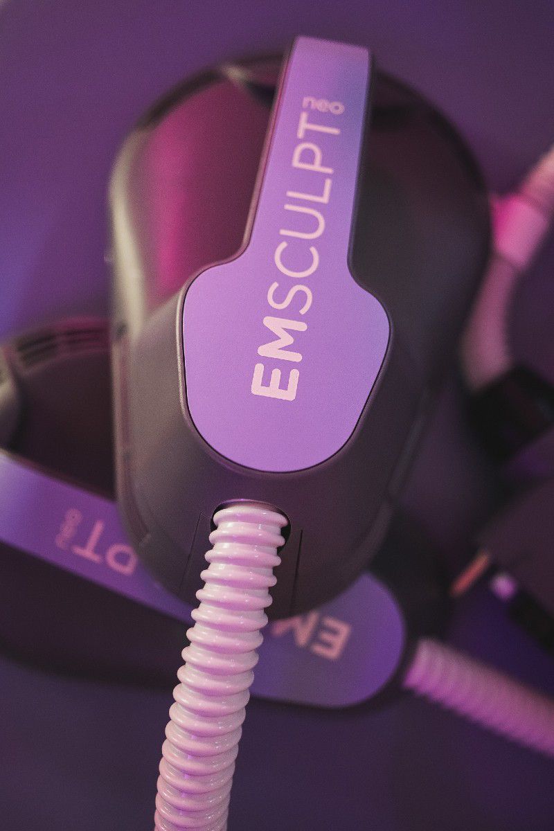 A device with the word emsculpti on them