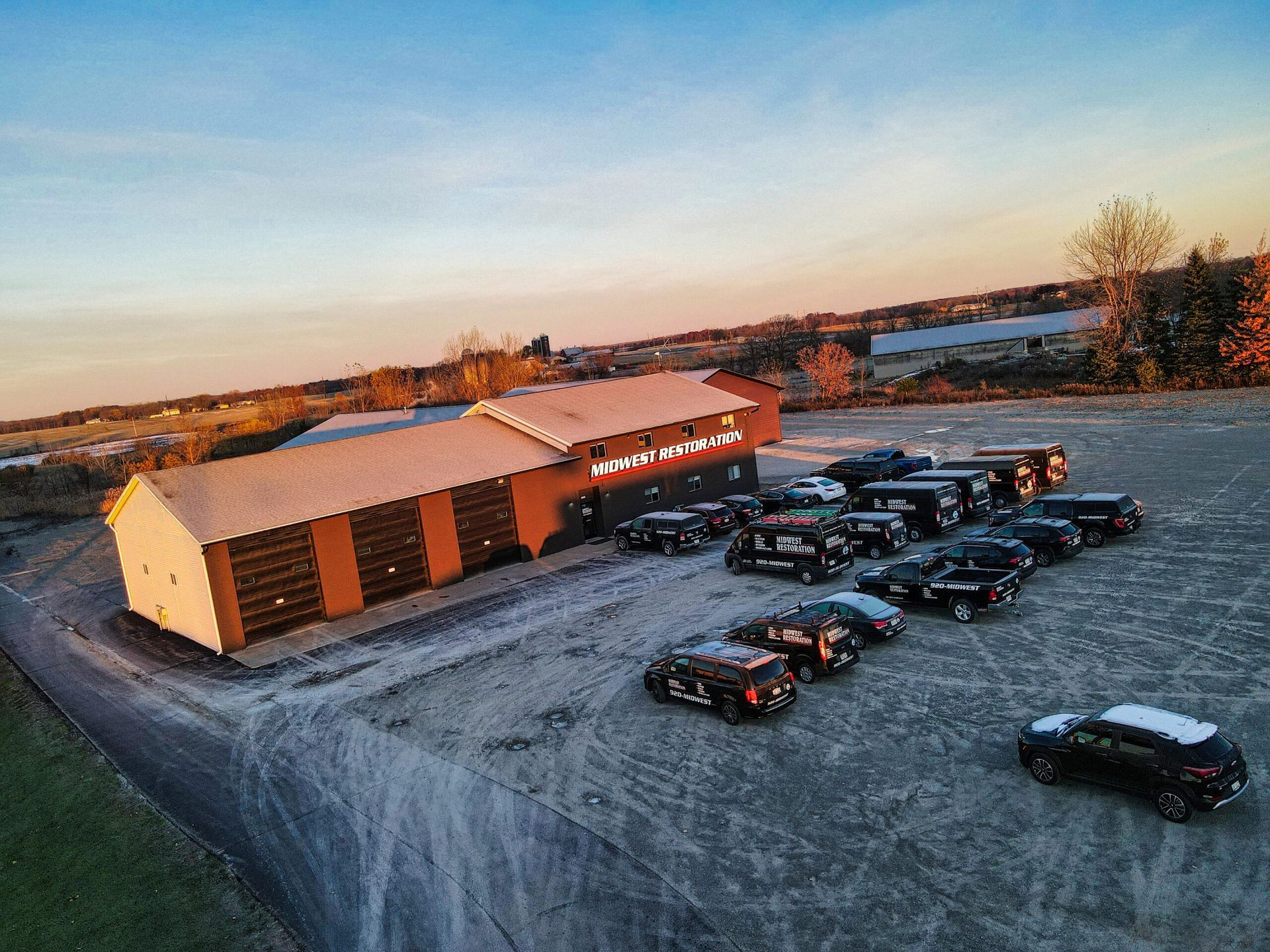 A bunch of cars are parked in front of a building.