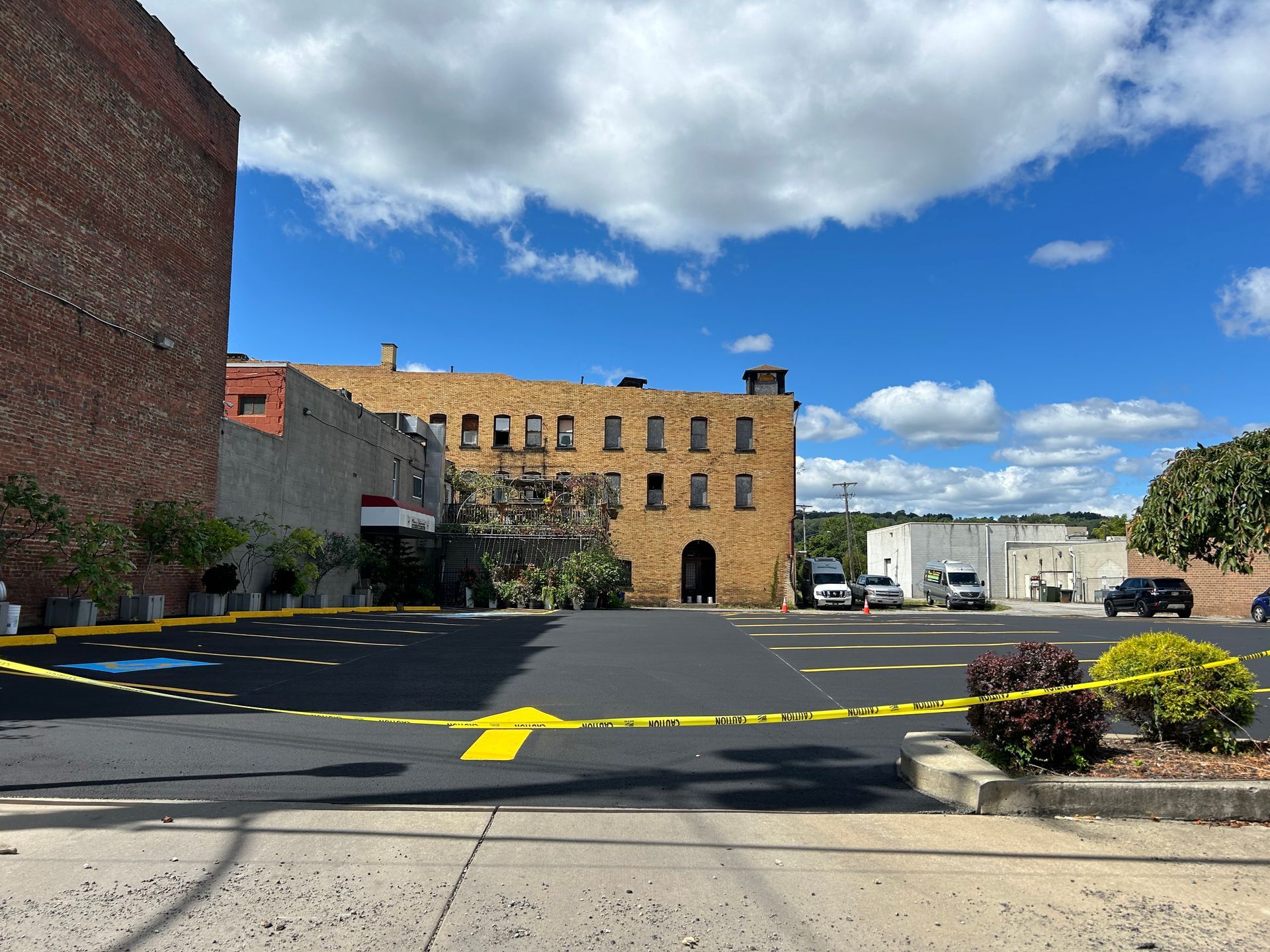 A parking lot with a yellow arrow pointing to the right